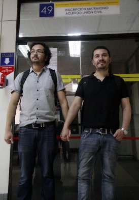Gonzalo Velásquez y Ramón Gómez llegaron este viernes hasta el Registro Civil para solicitar una hora para matrimonio, sin embargo, el servicio rechazó la petición argumentando que la Ley no lo permite. 