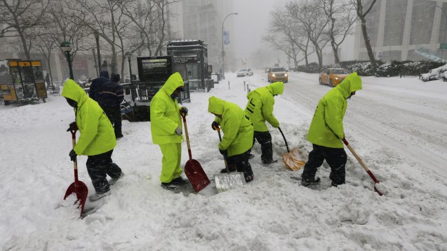 Prohíben tráfico de vehículos en Nueva York por tormenta de nieve