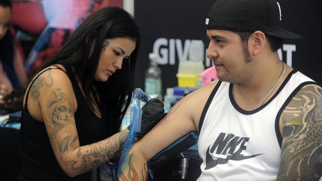 Tatuadora colombiana destaca en el Summer Ink de Valparaíso