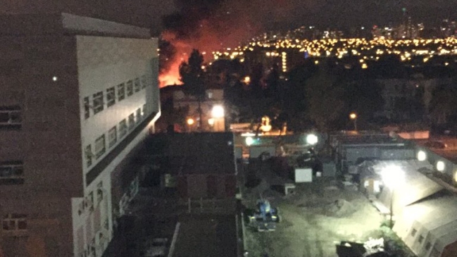 Incendio en dependencias del Hospital Barros Luco movilizó a Bomberos
