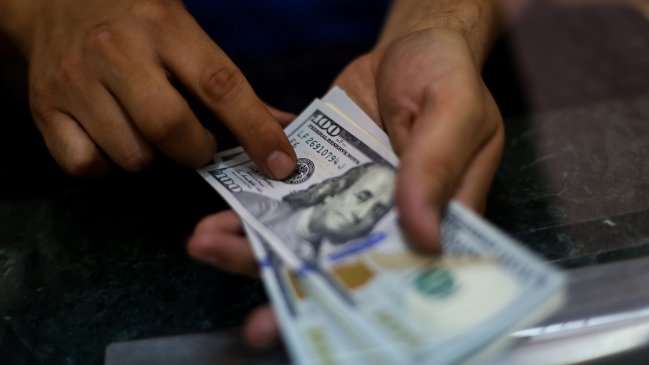 Dólar abrió con leve alza tras brusca caída del viernes