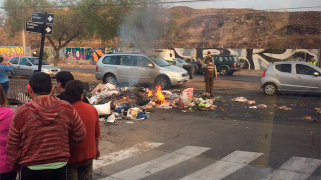 Vecinos levantaron barricadas en Pedro Aguirre Cerda en protesta por la basura