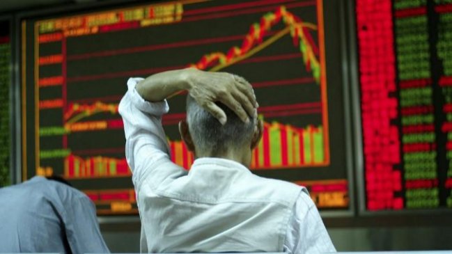 Bolsa de Shanghái sufrió brusca caída y perdió casi un cuarto de su valor en un mes
