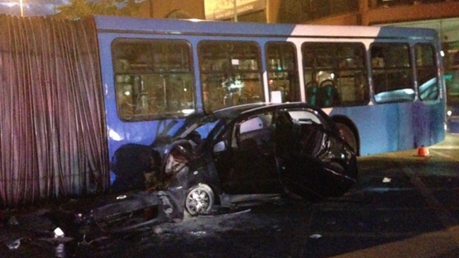 Conductora de un vehículo murió tras colisionar con bus del Transantiago