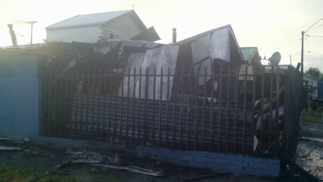 Incendio destruyó una vivienda y tres vehículos en Puerto Montt