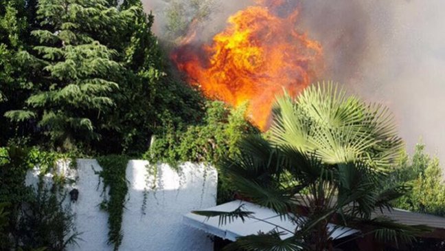 Incendio forestal cercano a viviendas movilizó a Bomberos en Lo Barnechea