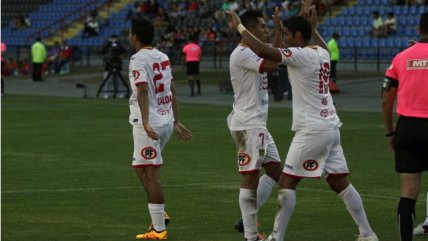 Carlos Salom abrió la cuenta para U. Española ante Huachipato con un cabezazo en el área