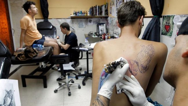 Estudio de tatuaje convierte en moda llevarse un souvenir de Cuba en la piel