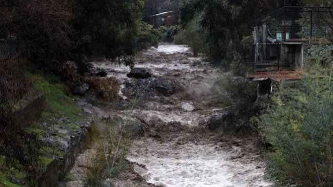 Lo Barnechea pidió desalojar la ribera del Río Mapocho