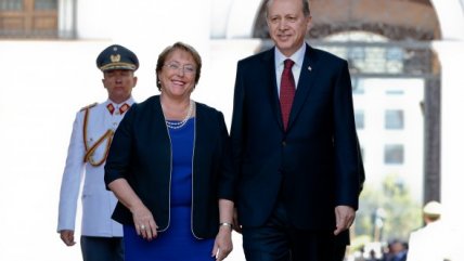   Presidente de Turquía fue recibido en La Moneda por Michelle Bachelet 