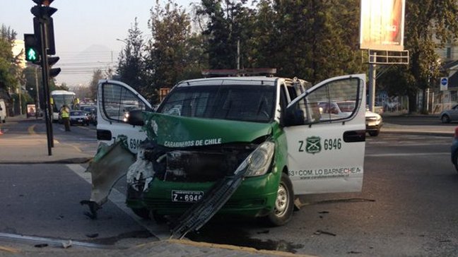 Dos carabineros resultaron lesionados tras choque en Américo Vespucio