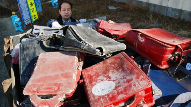 Japón: Quemaron 3.000 mochilas de estudiantes halladas tras tsunami de 2011