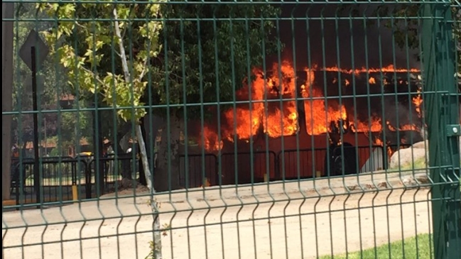 Bus del Transantiago se incendió en Las Condes