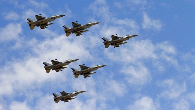 Gobierno argentino afirma que Chile no puede hacer volar sus F-16 por los costos