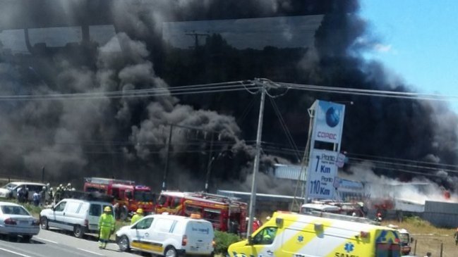 Incendio destruyó fábrica de plásticos en Puerto Montt