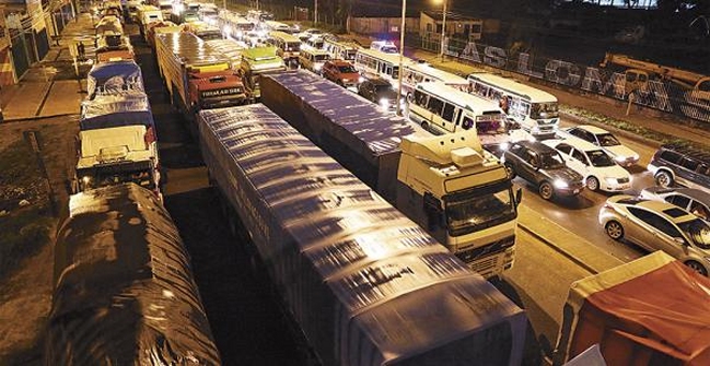 Al menos 80 chilenos permanecen en Bolivia pese a suspensión del paro de camioneros