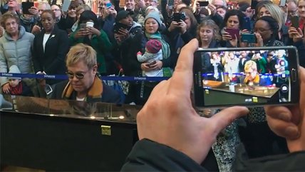   Elton John realizó concierto sorpresa en el metro de Londres 