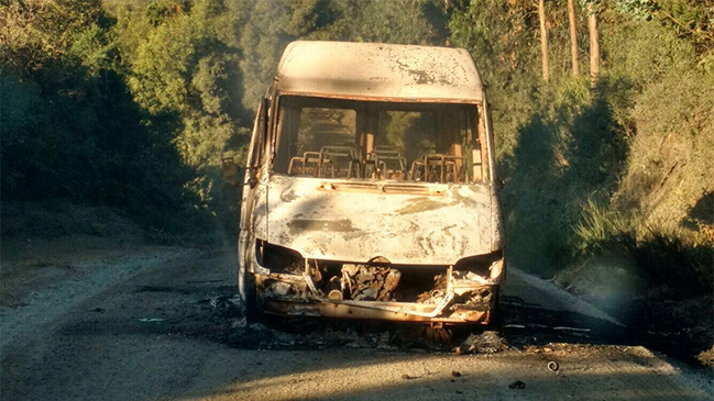 Encapuchados quemaron dos minibuses que trasladaban a trabajadores en Tirúa