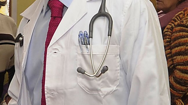 Médico chileno formado en Cuba presentó una demanda por el Eunacom