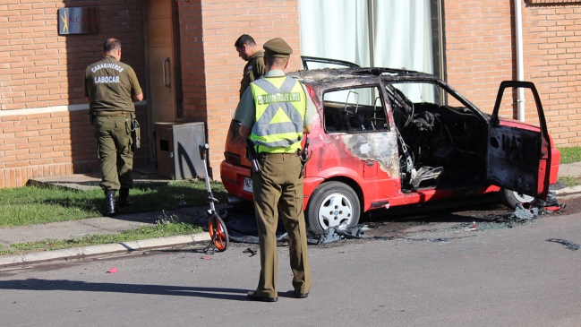 Desconocidos quemaron dos vehículos particulares en Linares