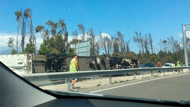 Un camión se volcó en la Ruta 5 Norte