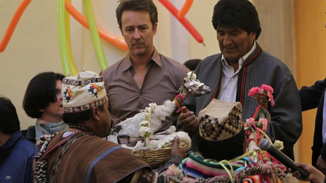 Edward Norton se maravilla con el folclore boliviano en el Carnaval de Oruro
