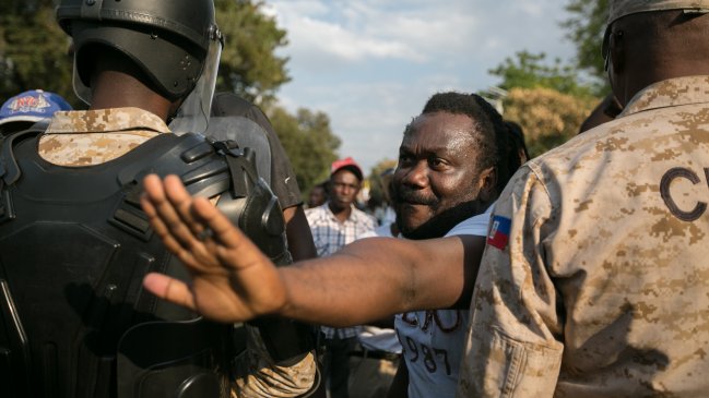 Presidente de Haití dejó su cargo este domingo en medio de protestas