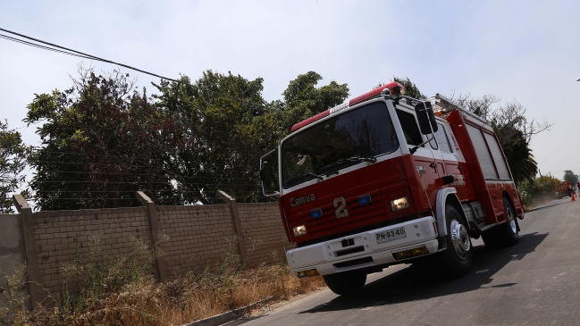 Incendio en fábrica de plásticos movilizó a 12 compañías de Bomberos