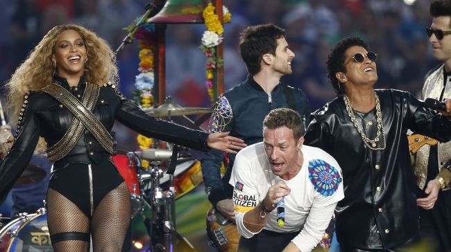 Beyoncé reina en el Super Bowl junto a Bruno Mars y Coldplay