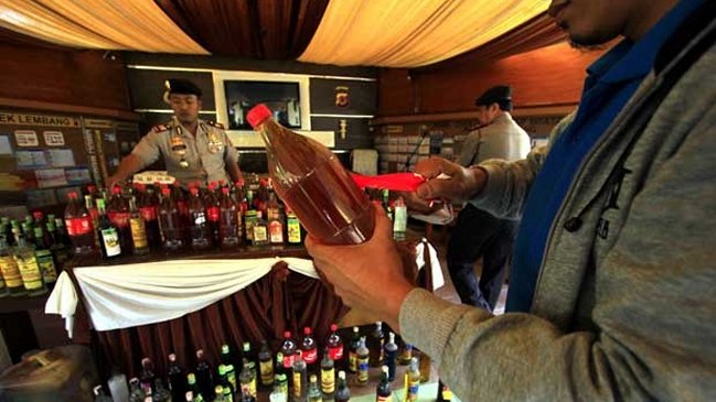 Al menos 25 muertos en Indonesia por ingerir alcohol adulterado