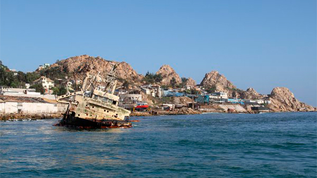 Coquimbo: Aceleran procesos para poder drenar combustible de barco varado