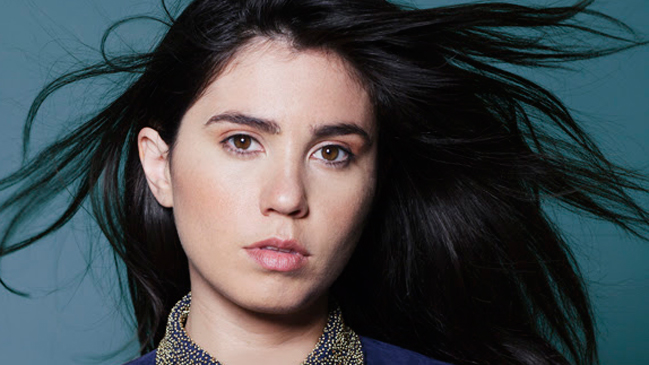 Firma especializada regalará instrumentos a Javiera Mena