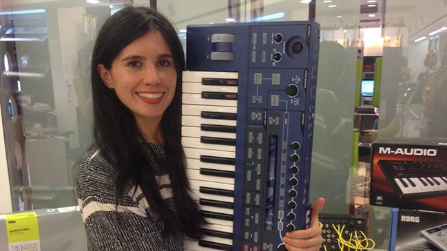  Javiera Mena recibió instrumentos por parte de tienda de música  