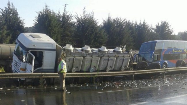 Camión con pescados se volcó en la Ruta 5 Sur y causó gran congestión