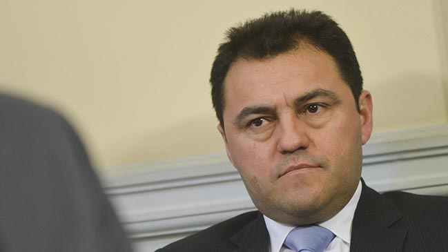 Compras de trato directo levantan nuevo foco de críticas contra Cristián Riquelme