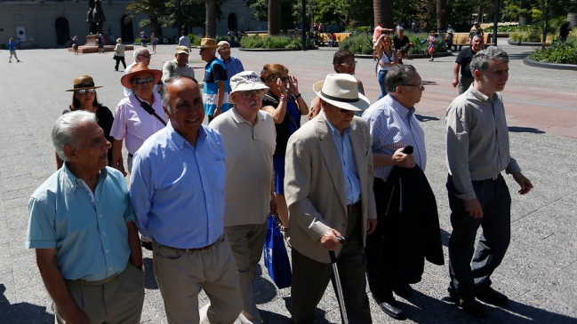 Adultos mayores exigen que tarifa rebajada en el transporte se extienda a todo el país