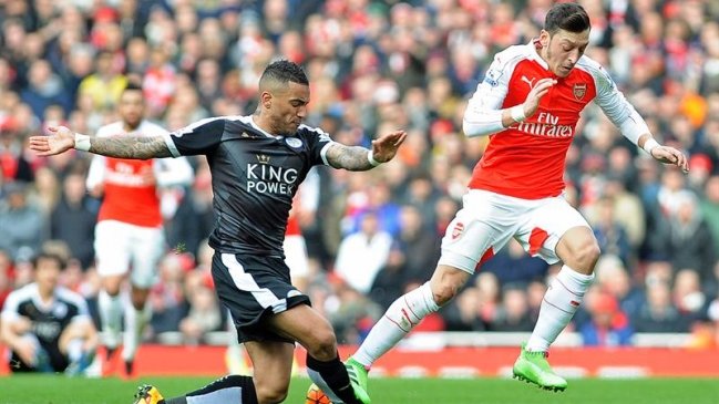 Arsenal se metió en la disputa por el título tras vencer sobre la hora a Leicester