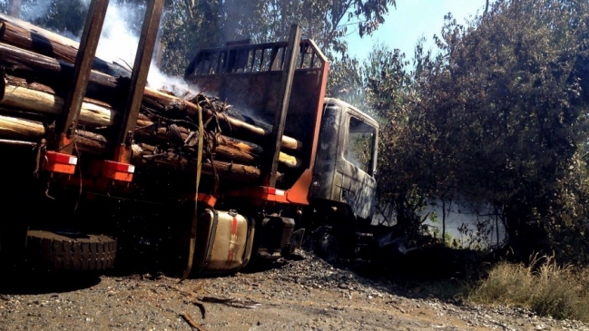 Dos camiones resultaron quemados en ataque incendiario en Ercilla