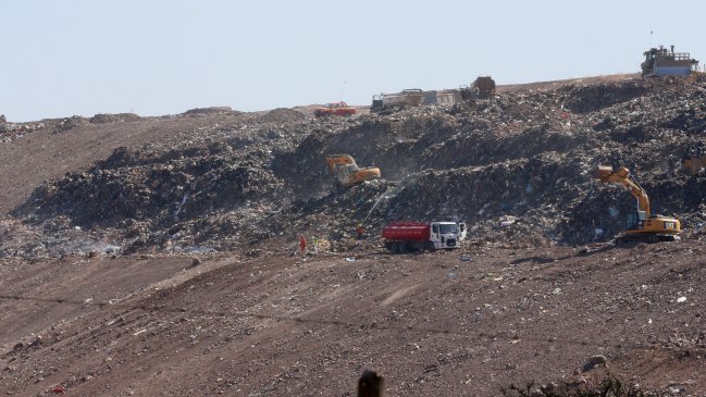 Incendio afecta a relleno sanitario en la comuna de Tiltil
