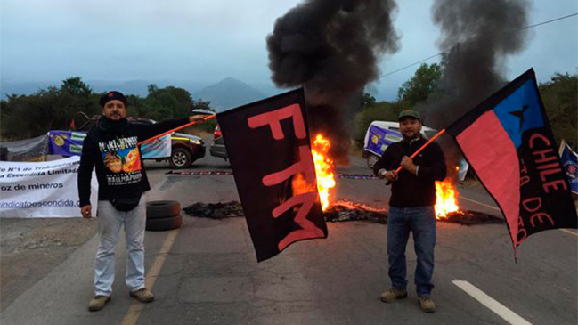 Mineros de El Soldado bloquean acceso al yacimiento en protesta por despidos