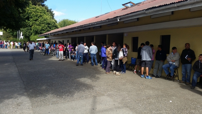 Hinchas se quejan en Valdivia por larga espera para conseguir una entrada