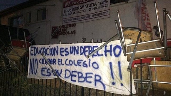 Colegio San Nicolás de Independencia fue tomado por profesores y apoderados