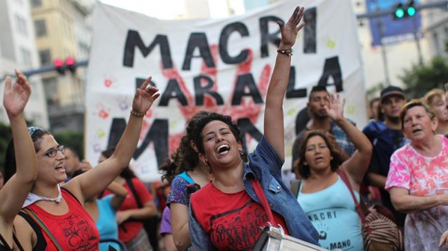 Trabajadores estatales ratifican huelga por despidos masivos en Argentina