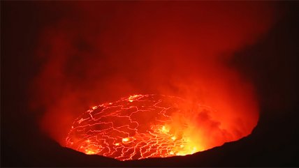   Las impresionantes imágenes de un volcán activo en África 