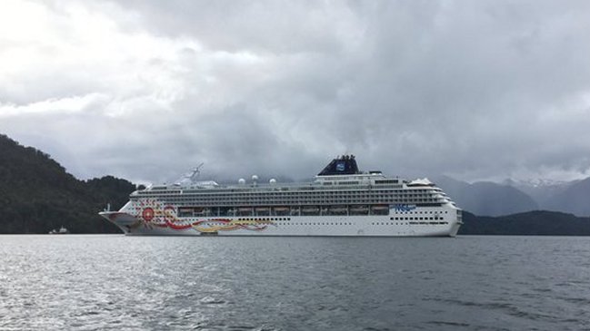Autoridades hallaron cuerpo de hombre que se lanzó al mar desde un crucero en Aysén