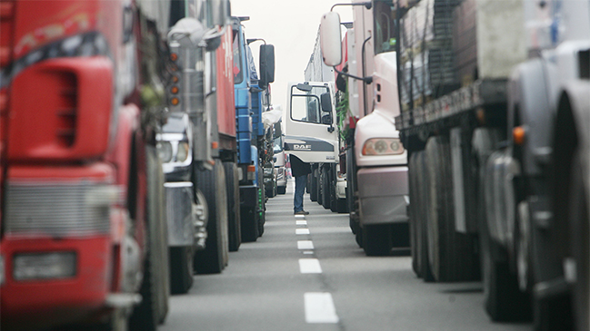 Camioneros bloquearán rutas: Dirigente pide no pagar los peajes