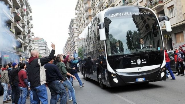Artefacto explosivo estalló a metros del bus de Juventus a su llegada a Bologna