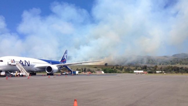 Incendio se registró a un costado del aeropuerto de Isla de Pascua