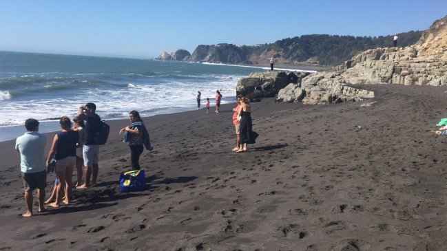 Intensa búsqueda de niña que fue arrastrada por ola en Constitución