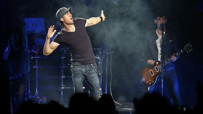 ¿Enrique Iglesias realizó concierto en estado de ebriedad?